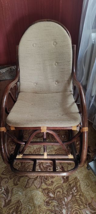 Крісло - качалка з ротанга