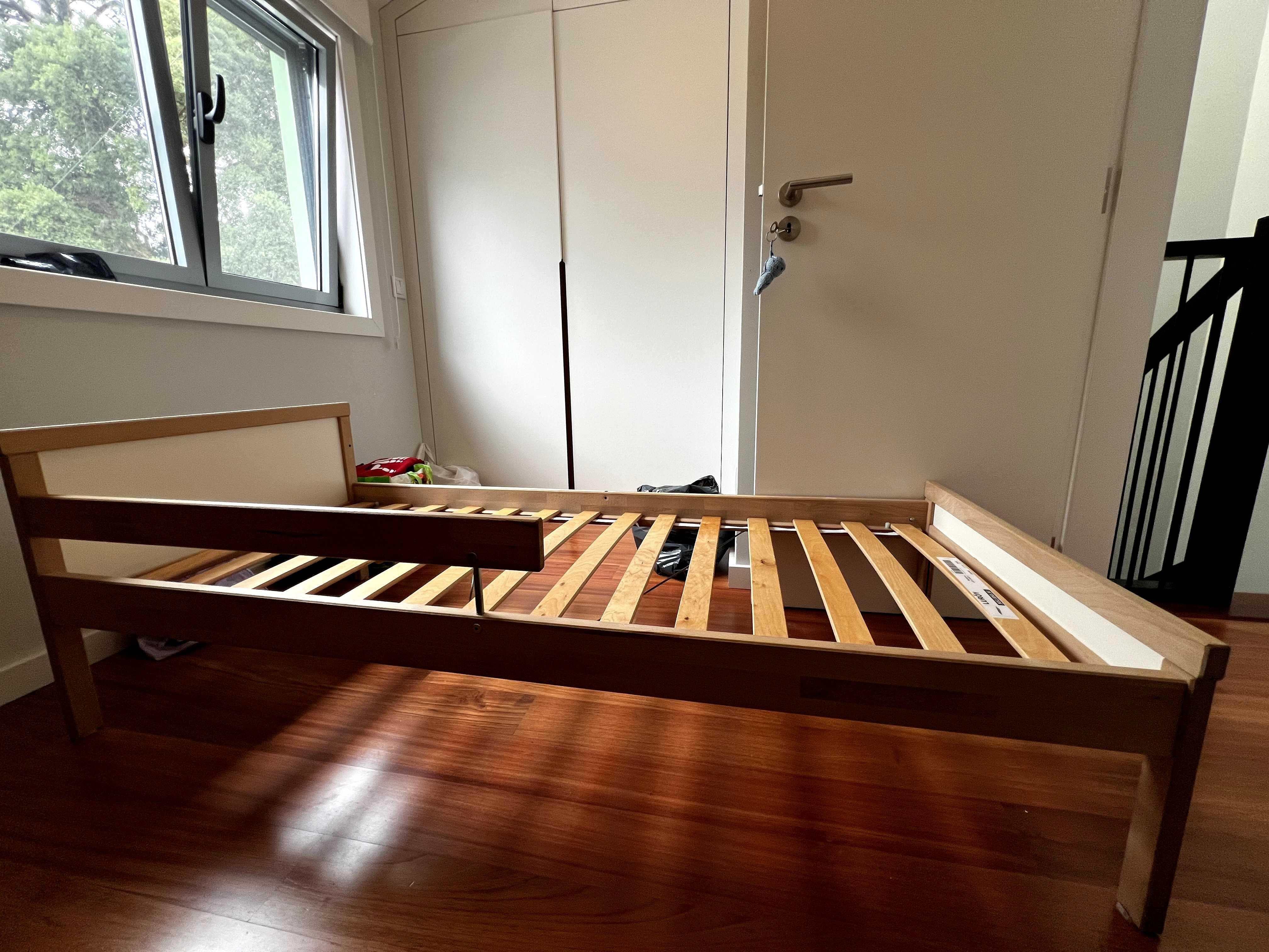 Cama pinho/branco 160cm com estrado e colchão em muito bom estado