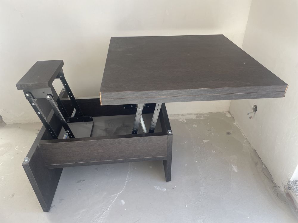 Mesa quadrada  que abre para mesa retangular