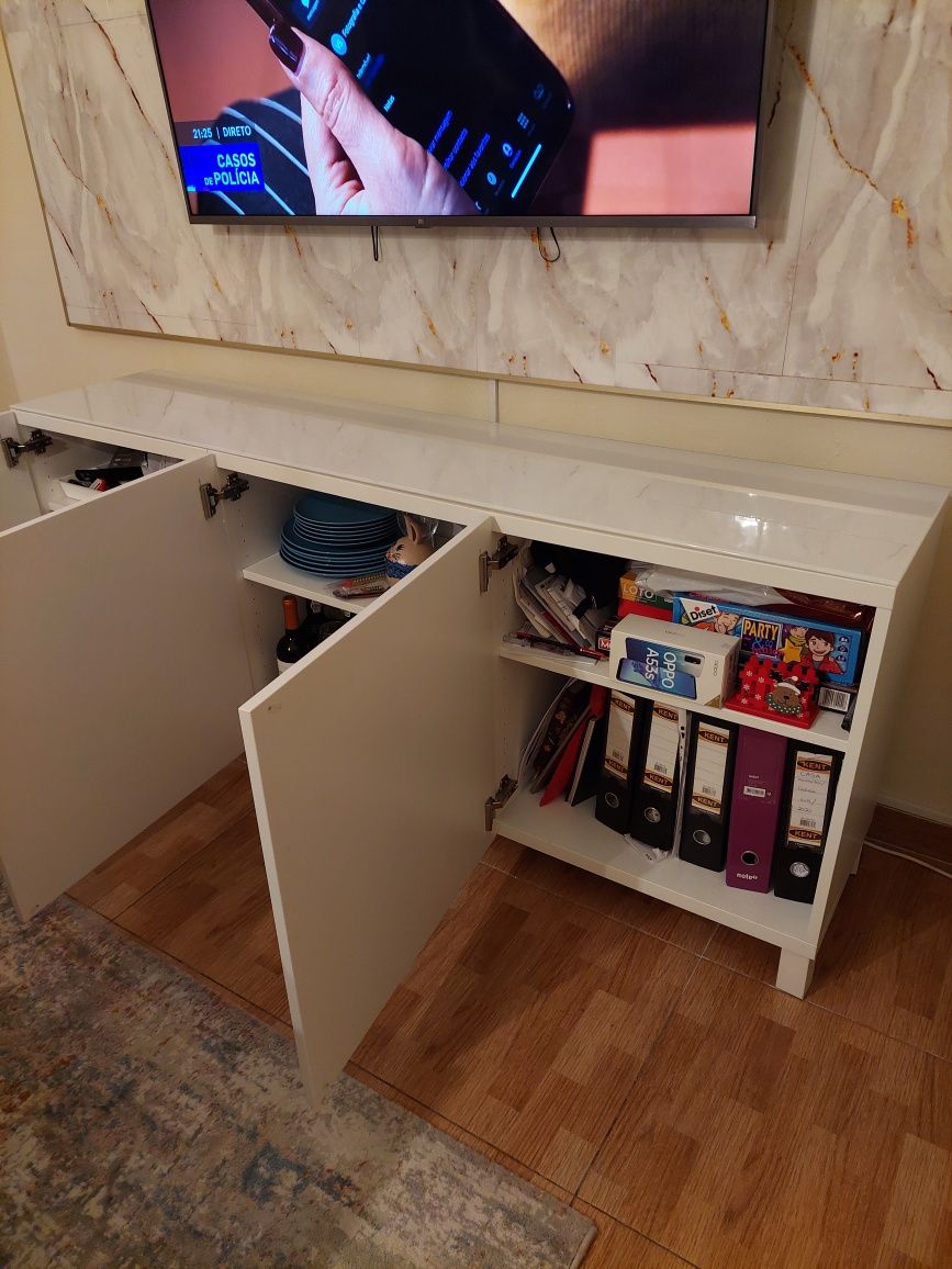 Aparador Ikea com pés branco