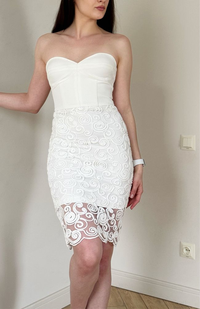Біла коктельна сукня із імітацією корсета