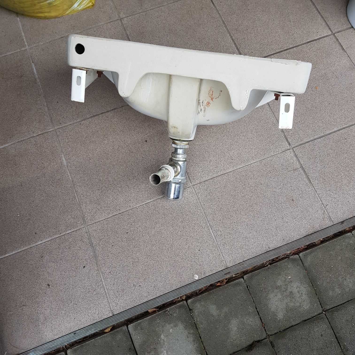 Umywalka z nogą jako wyposażenie łazienki/ubikacji