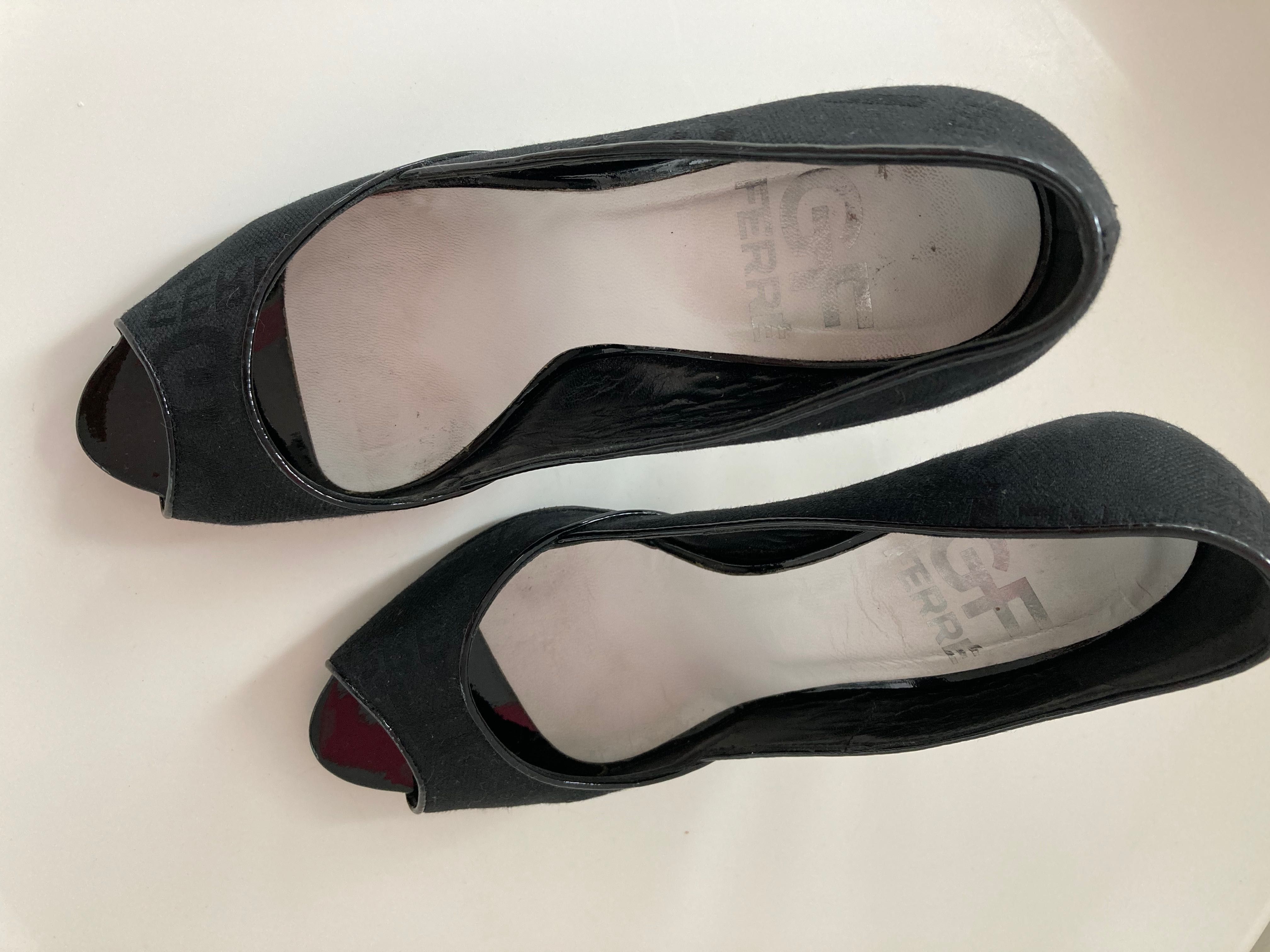 Buty Gianfranco Ferre r.38 czarne logowane pantofle czółenka