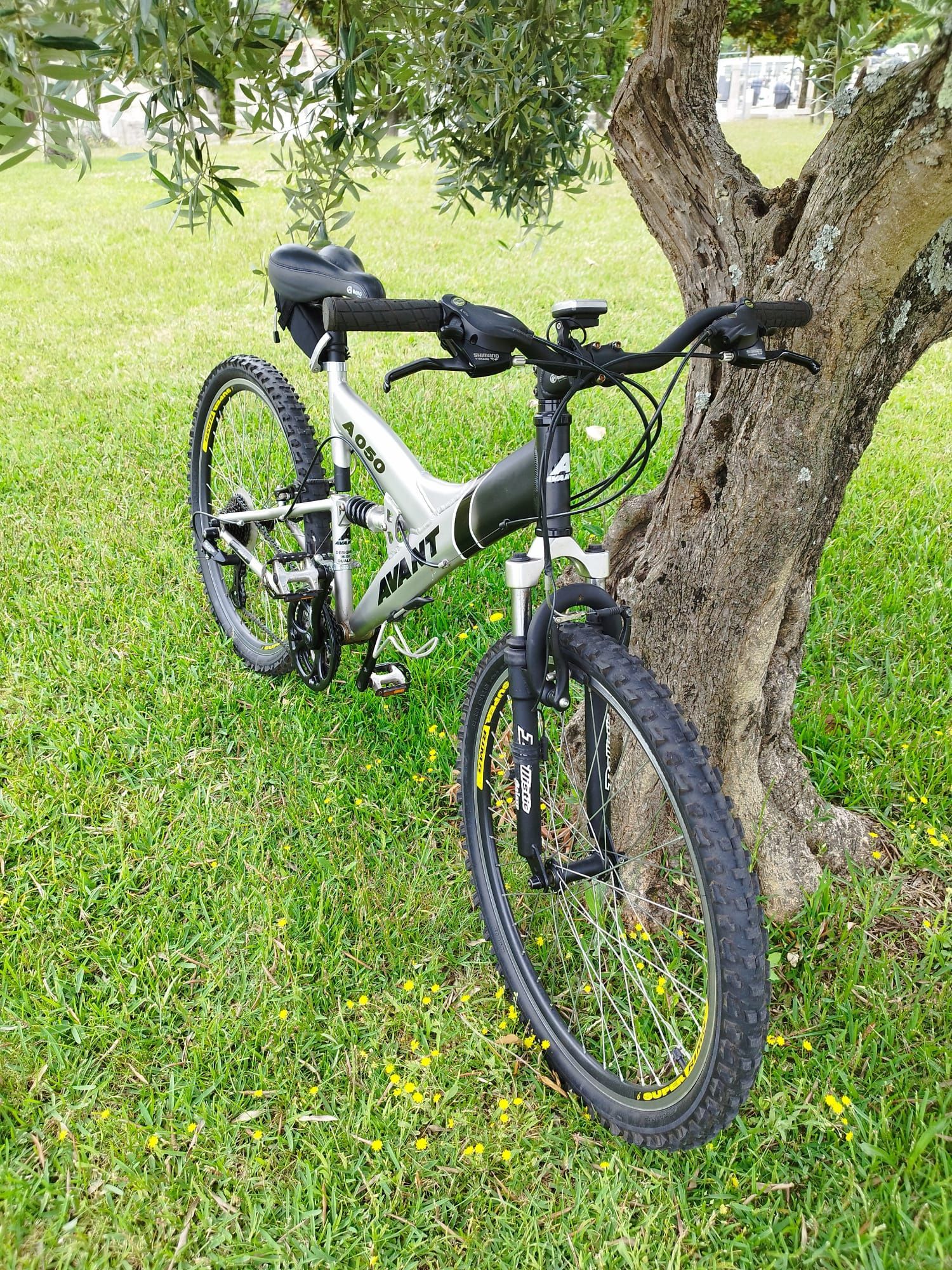 Bicicleta nova de montanha com soporte de ferramentas