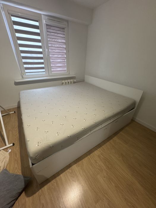 Łóżko białe bez materaca z drewnianym stelażem