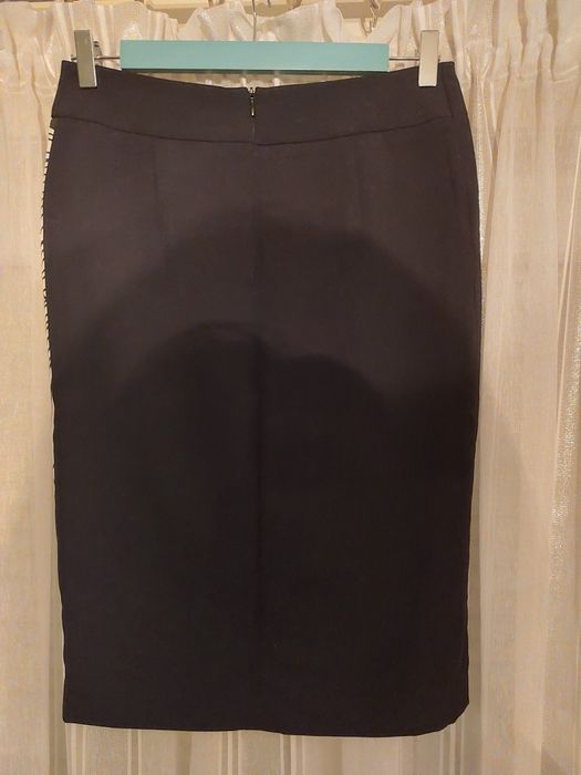 NOWA Ołówkowa spódnica z kwiatem MONNARI, rozm. 36