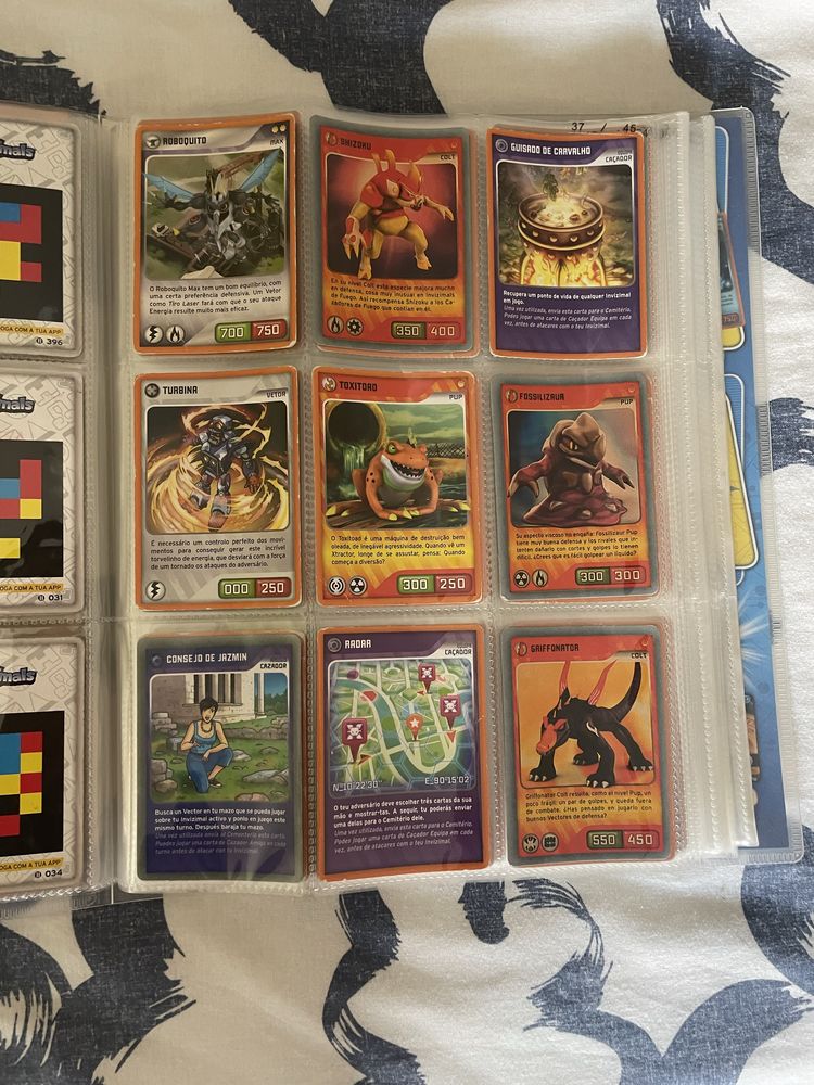 Caderneta Invizimals com 93 cromos (5 especiais)
