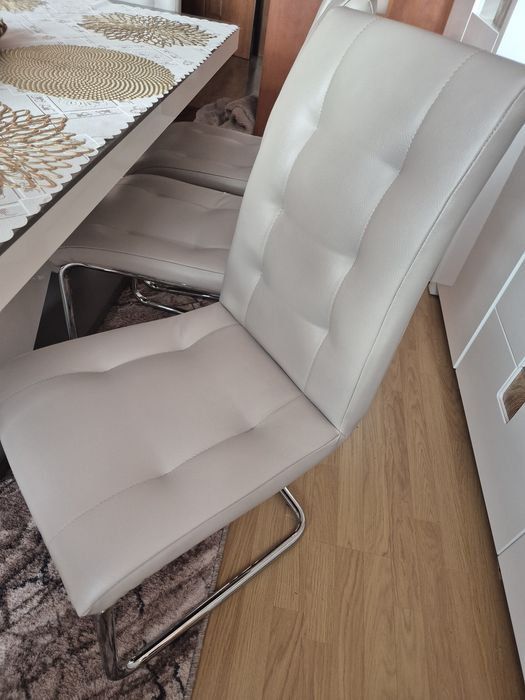 Krzesła - do salonu / jadalni