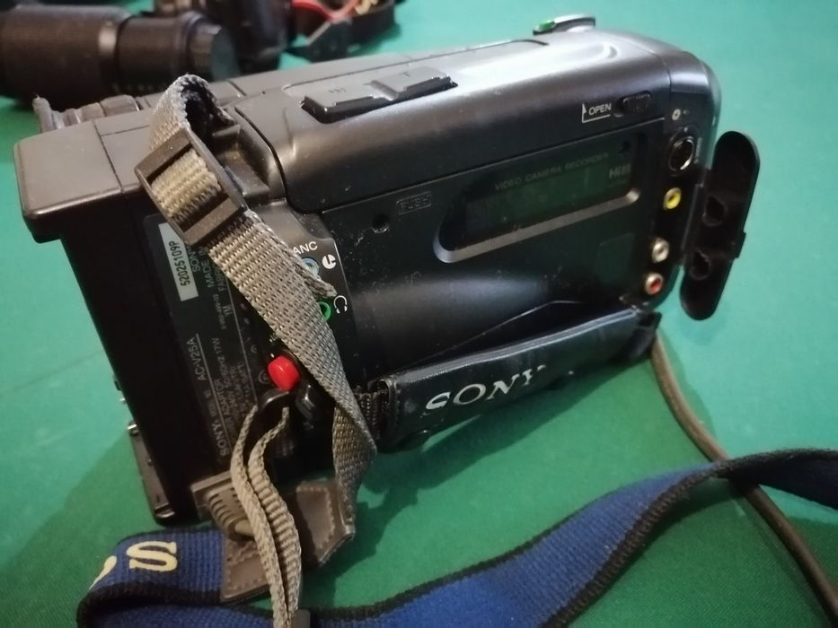 Câmara de filmar e máquina fotográfica