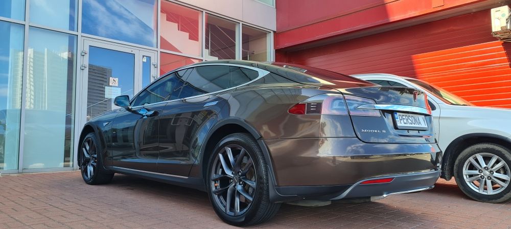 Tesla Model S 2013 Панорама, диски 20"