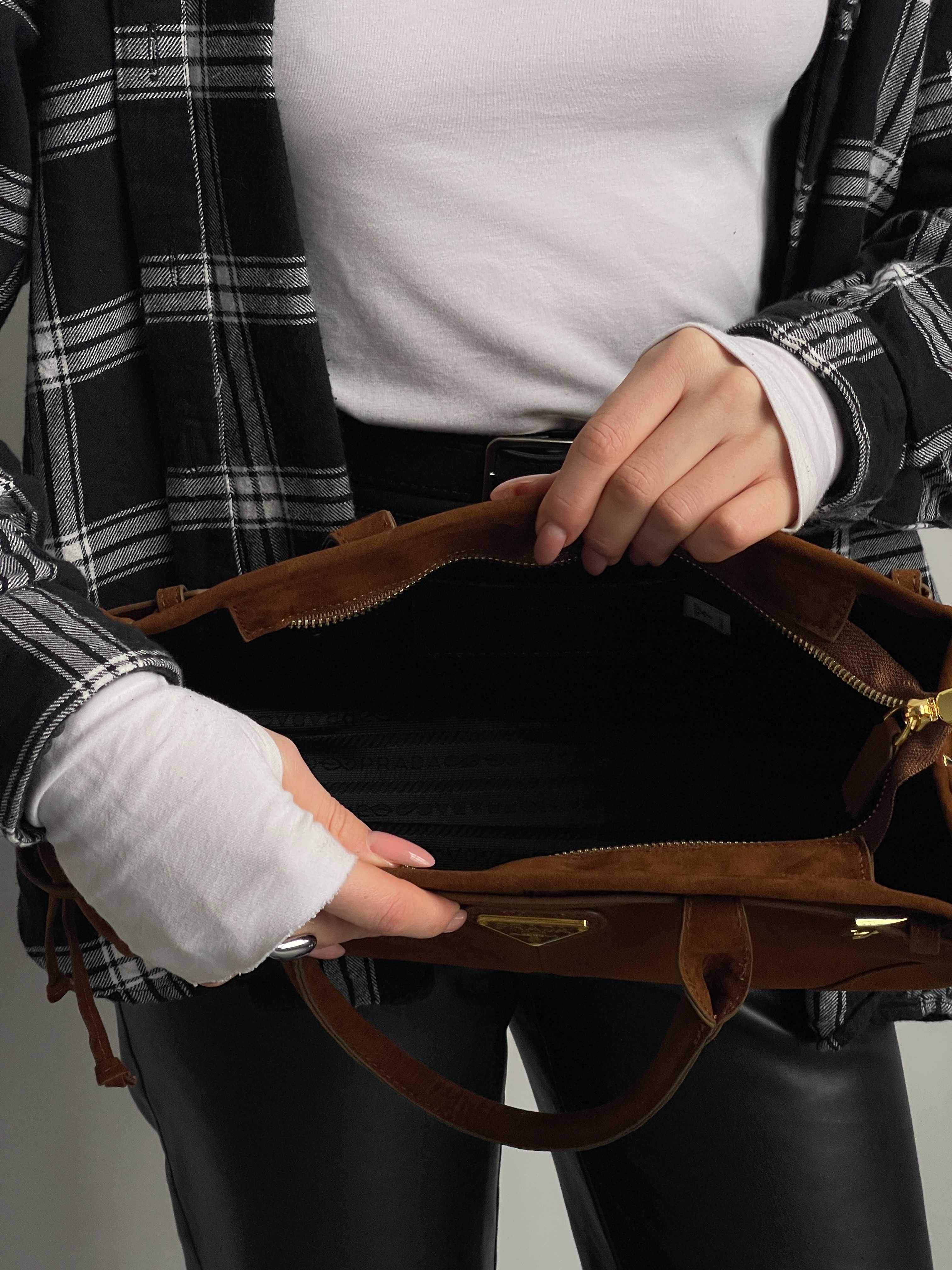 Женская сумка Prada Medium Suede Tote Bag через плечо замша Прада