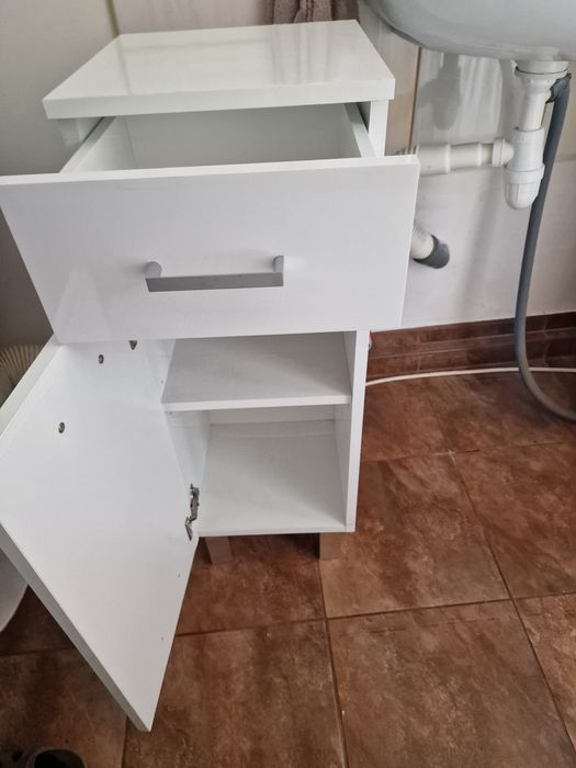 Zestaw mebli lakierowanych