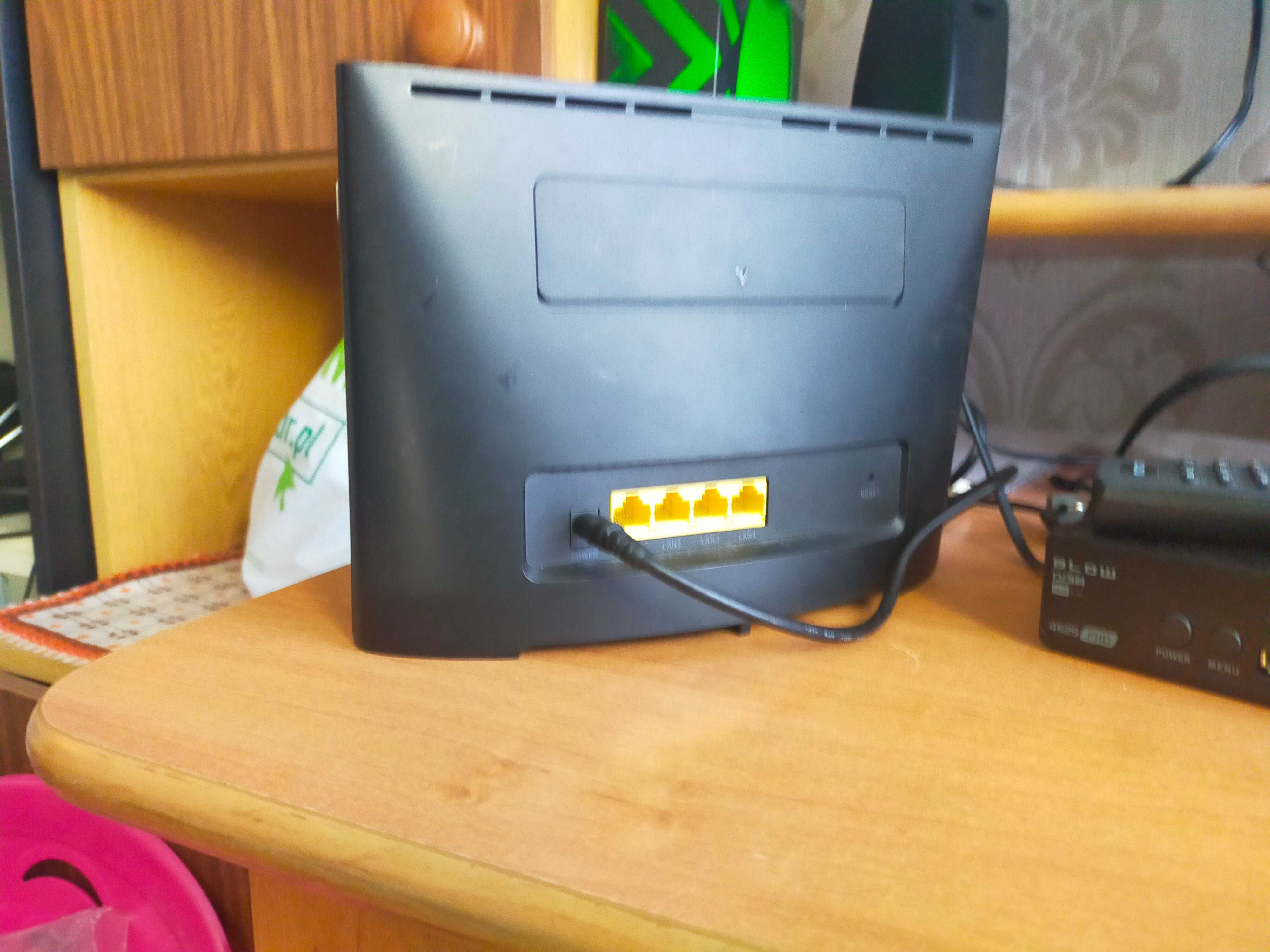Telewizor MANTA +Tuner DVB-T2+ Router HUAWEI B525 WL