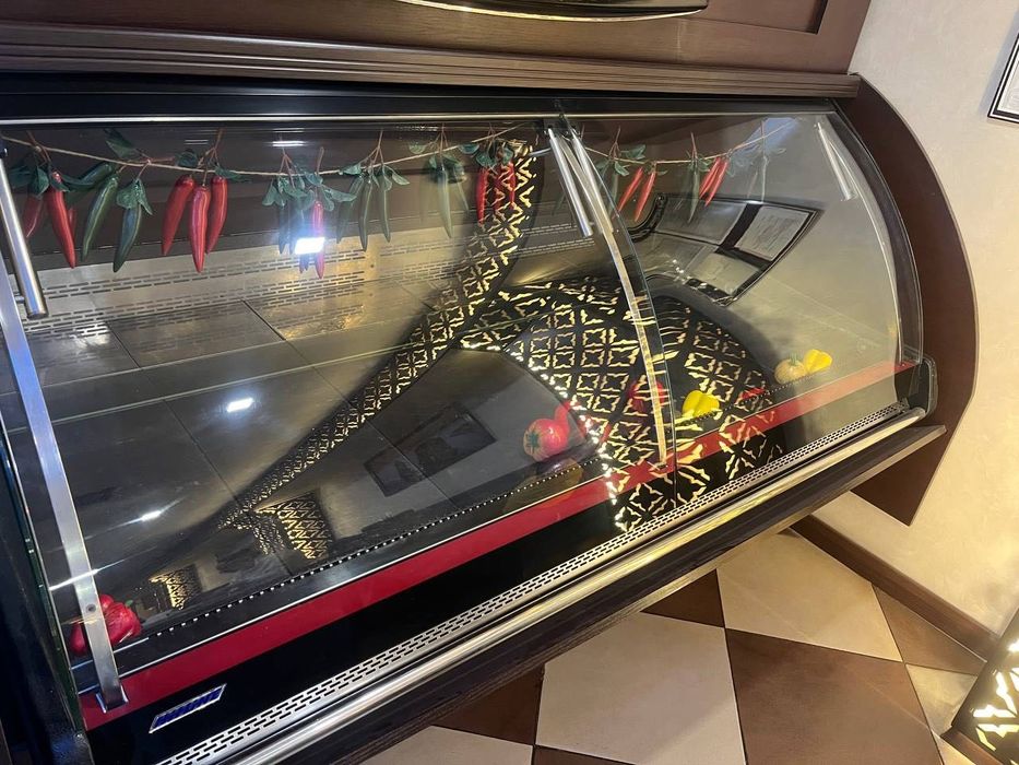 Холодильник,із вітриною та холодильником знизу