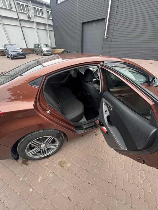 Hyundai Elantra 2012 року | 1.8 бензин/газ | Механіка