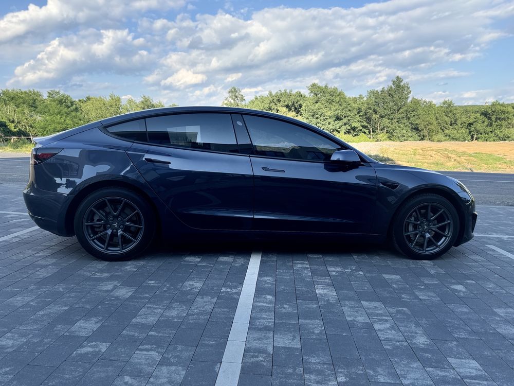 Tesla model 3 2021