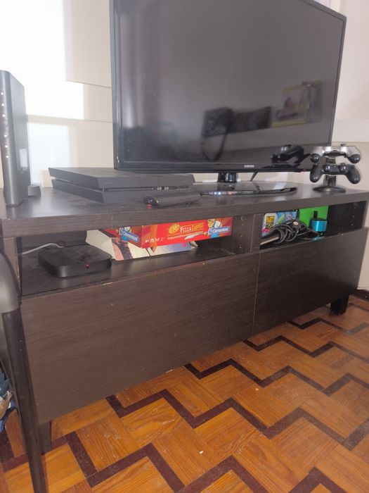 Móvel de sala castanho escuro