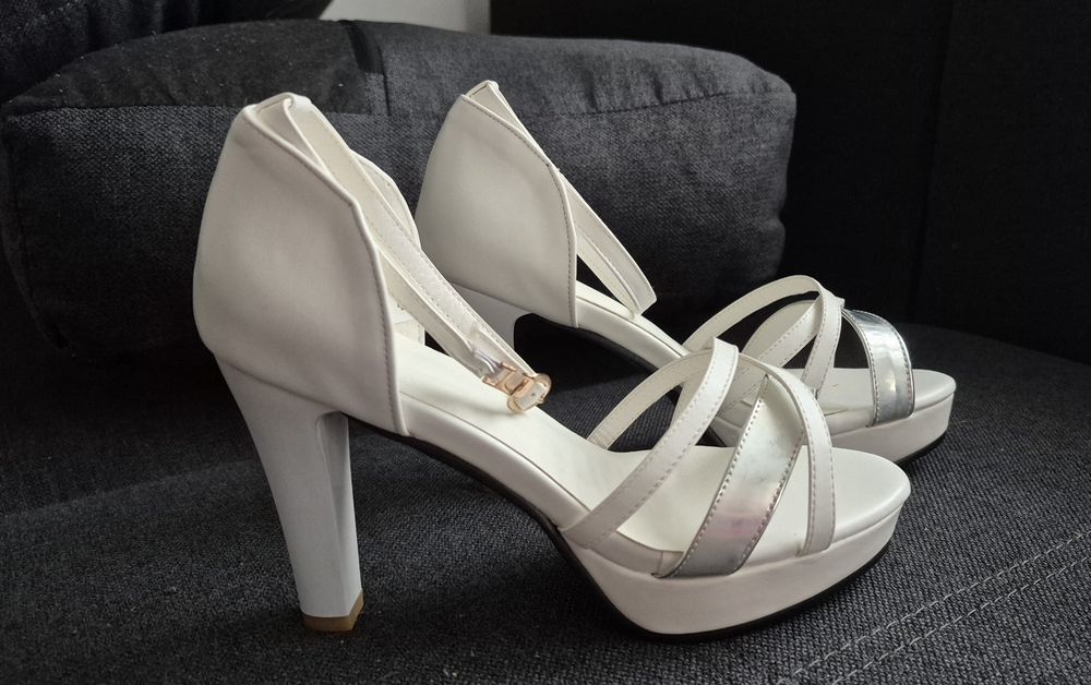 Buty na obcasie białe