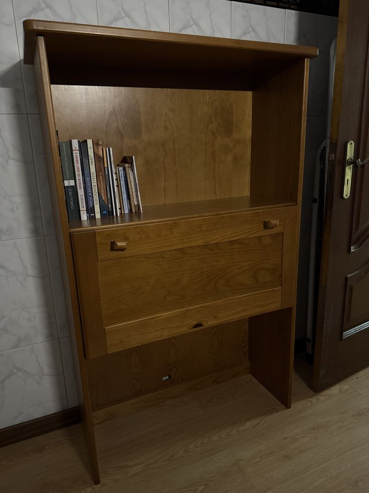 Estante com porta
