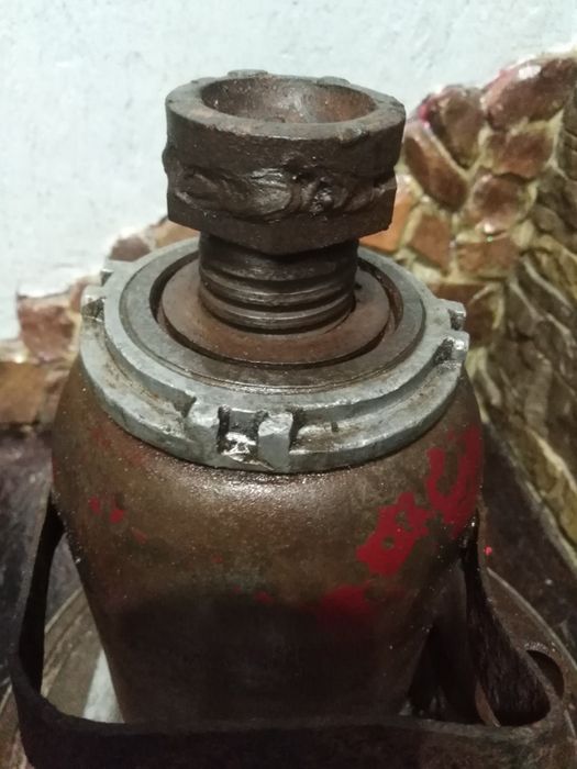 Продам домкрат 12 т