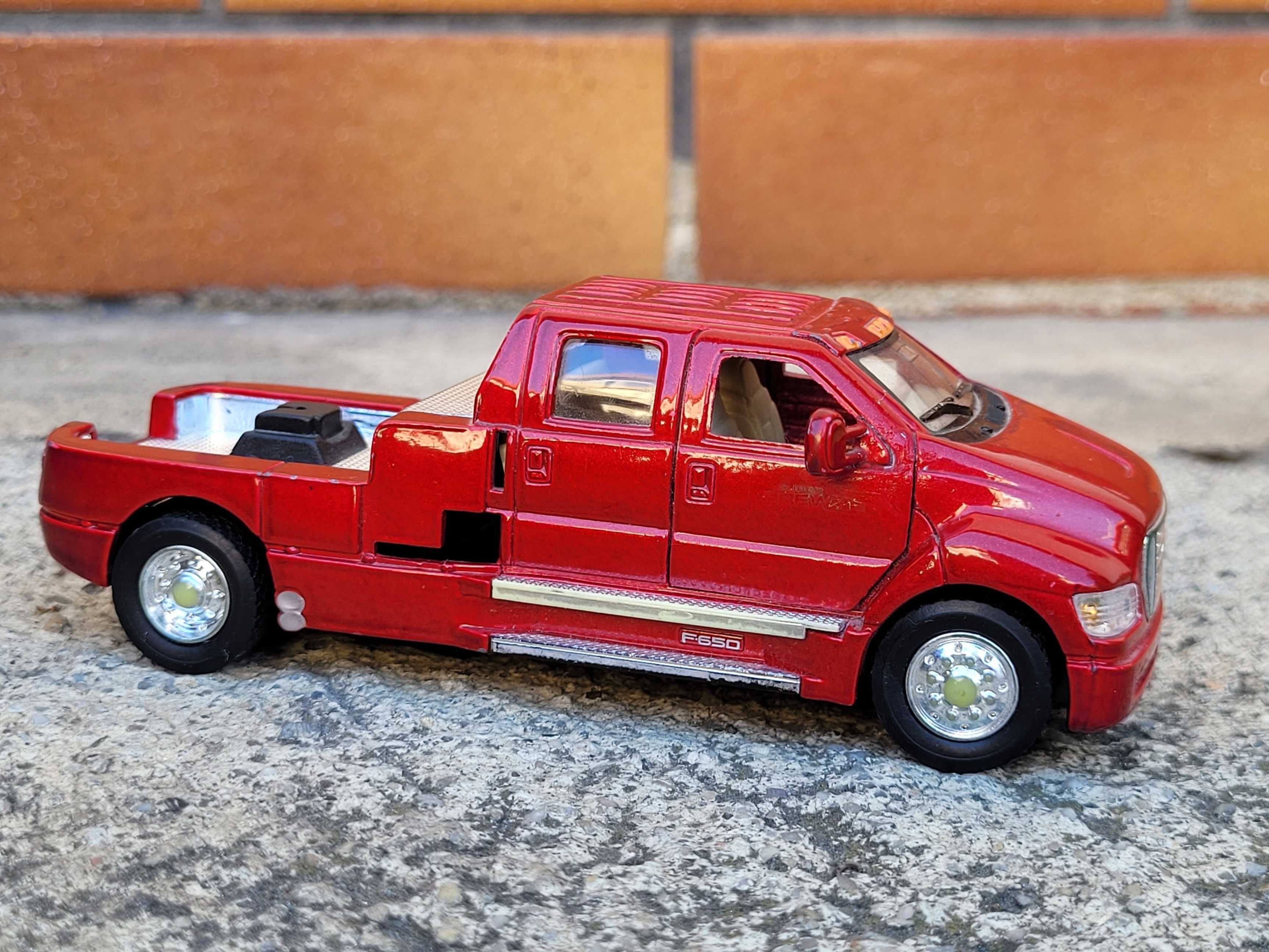 Kolekcja modeli Ford F-650 Super CrewZer Kinsmart 1:54 F - 650 Unikat