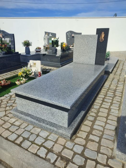 Campas, túmulos, lápides, jarras, lanternas. Tudo em pedra