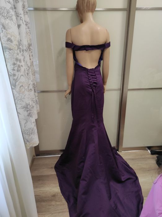 Шикарне плаття зі шлейфом