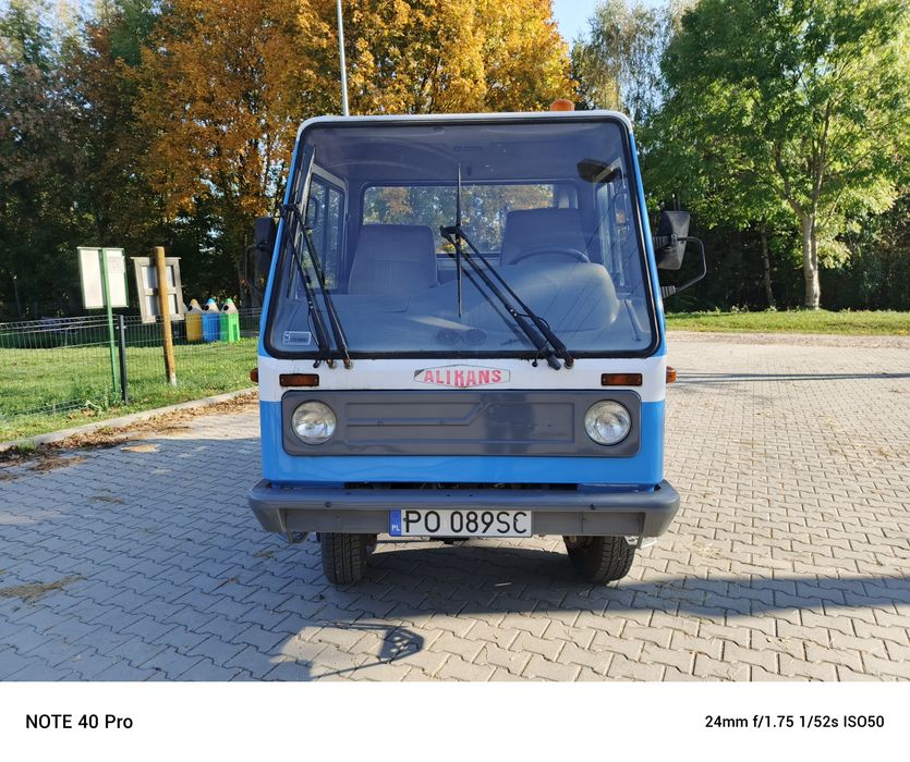 Wywóz gruzu w kontenerach , bardzo wąskie bramy .