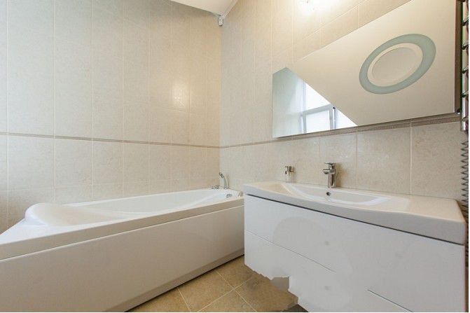 Дом в коттеджном городке с выходом на воду, Козин, Дамба