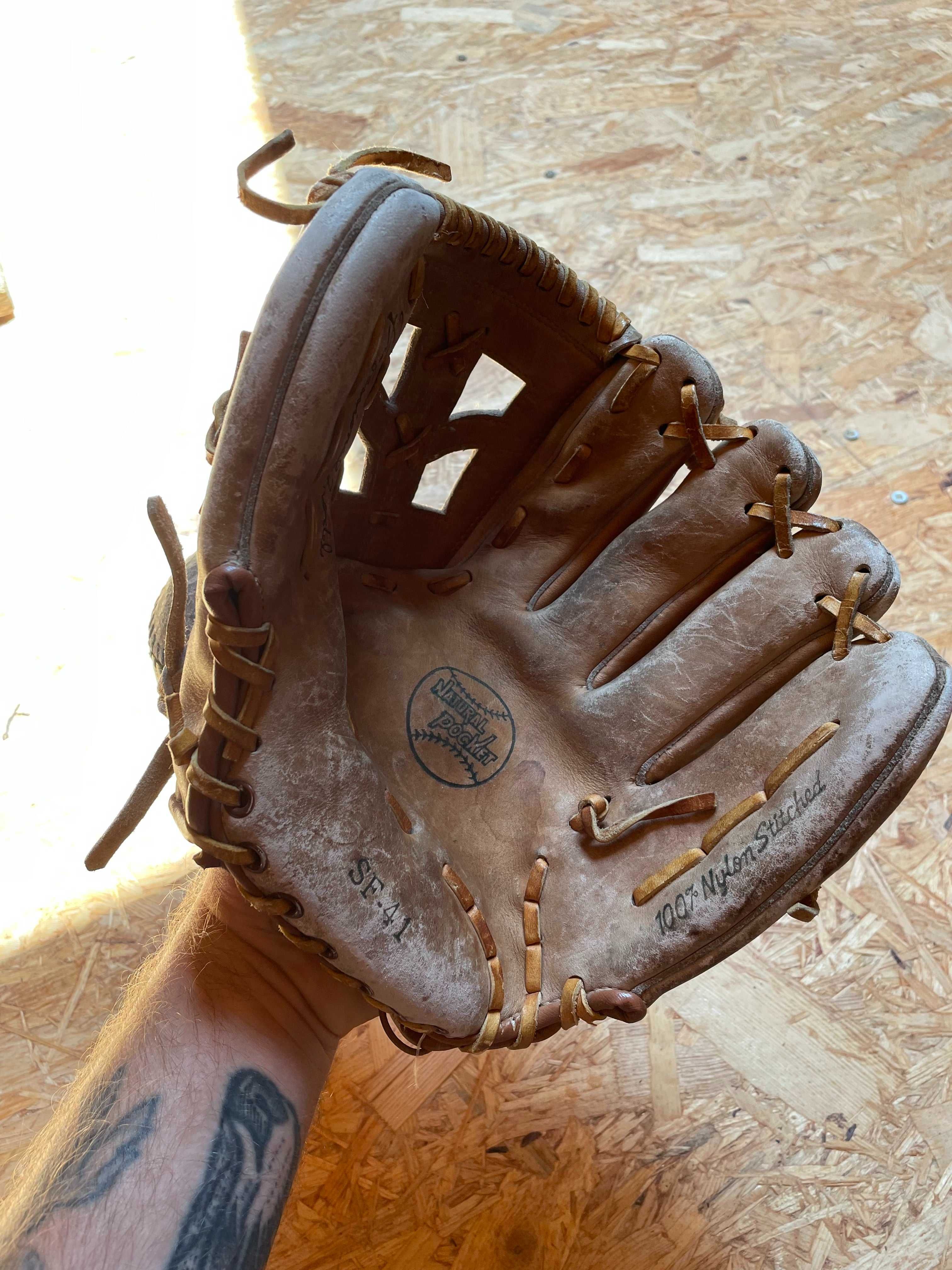 Vintage rękawica baseball softball z piłką gadżet do zdjęć