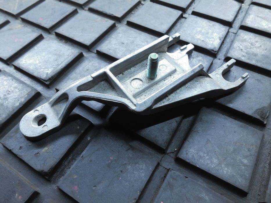 AUDI A4 B6 B7 STOPKA MOCOWANIE UCHWYT PODŁOKIETNIKA 8E0864283
