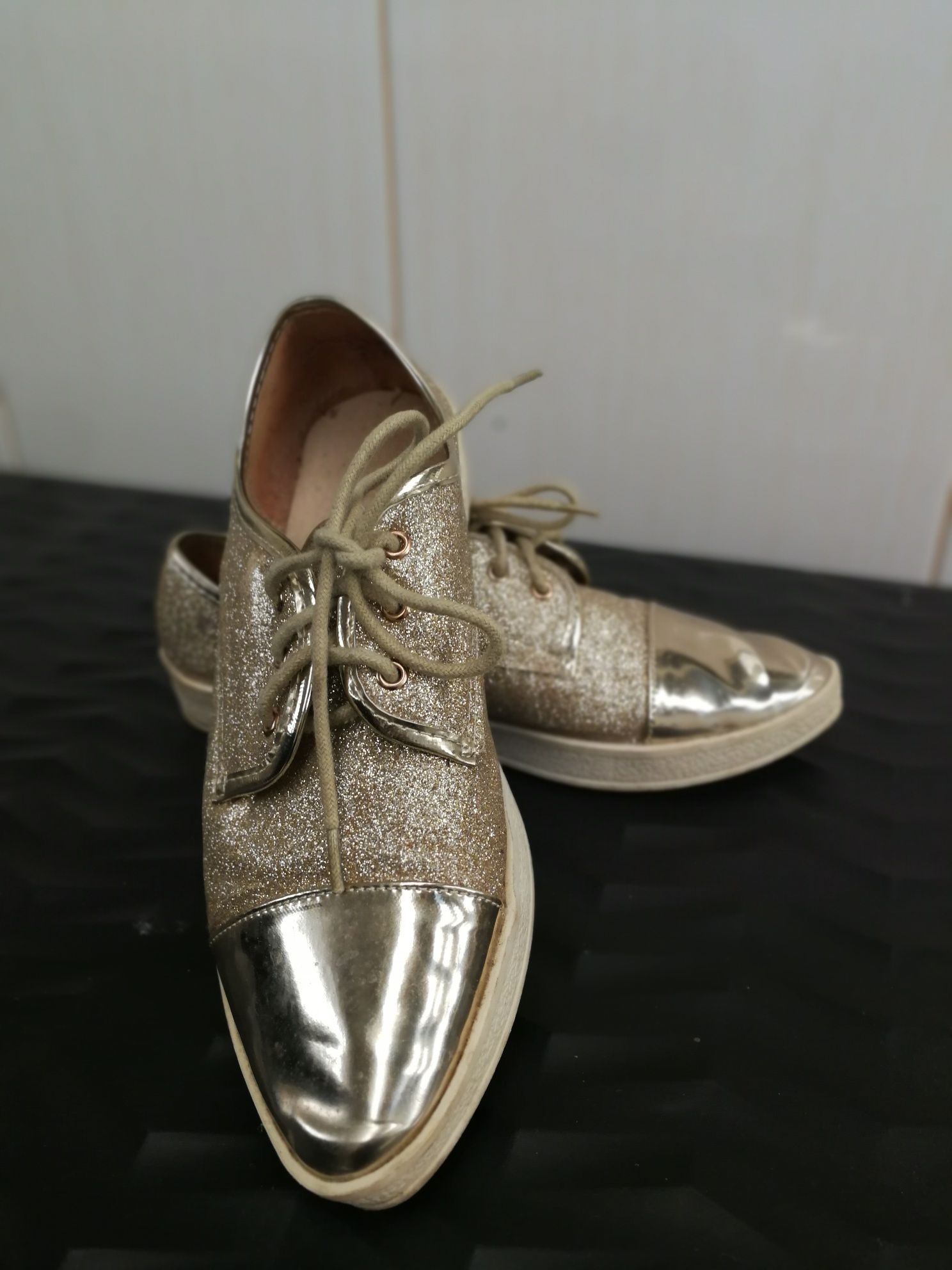 Sapatilha sapato dourado