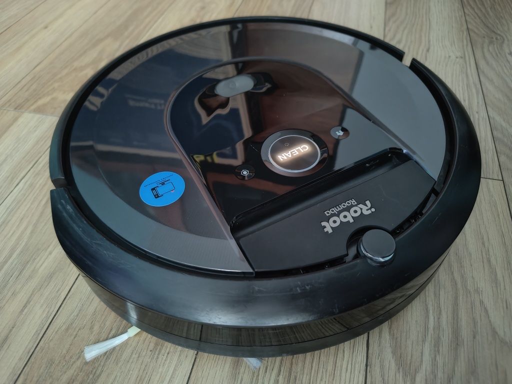 IROBOT Roomba I7+ ze stacją CLEANBASE.