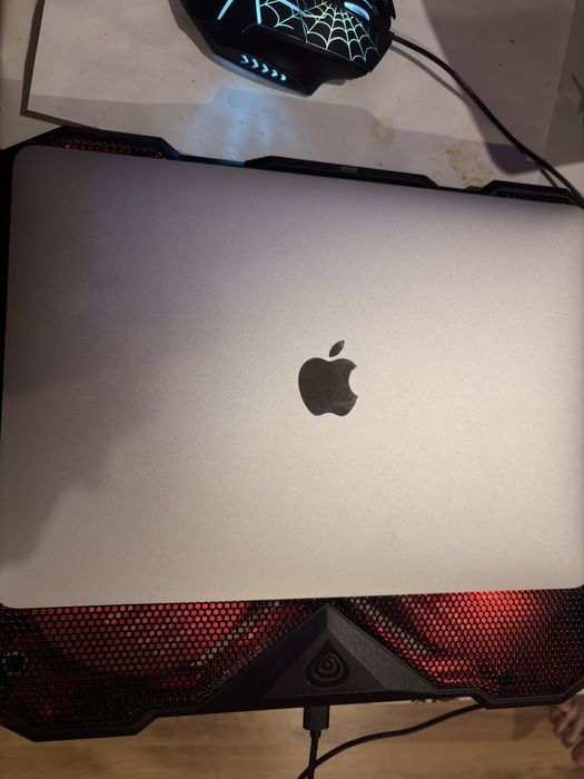 Macbook pro 2019 8/256gb