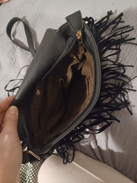 Torebka czarna listonoszka dlugi pasek z frędzlami