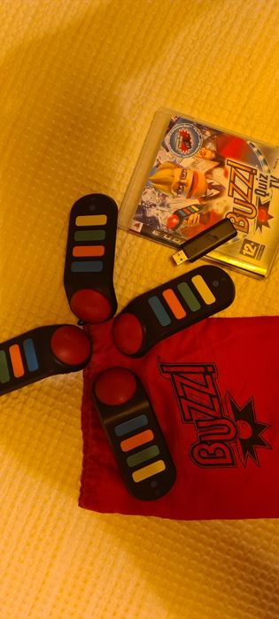 Jogo Buzz! Quiz TV para PS3 + 4 comandos wireless + recetor + bolsa