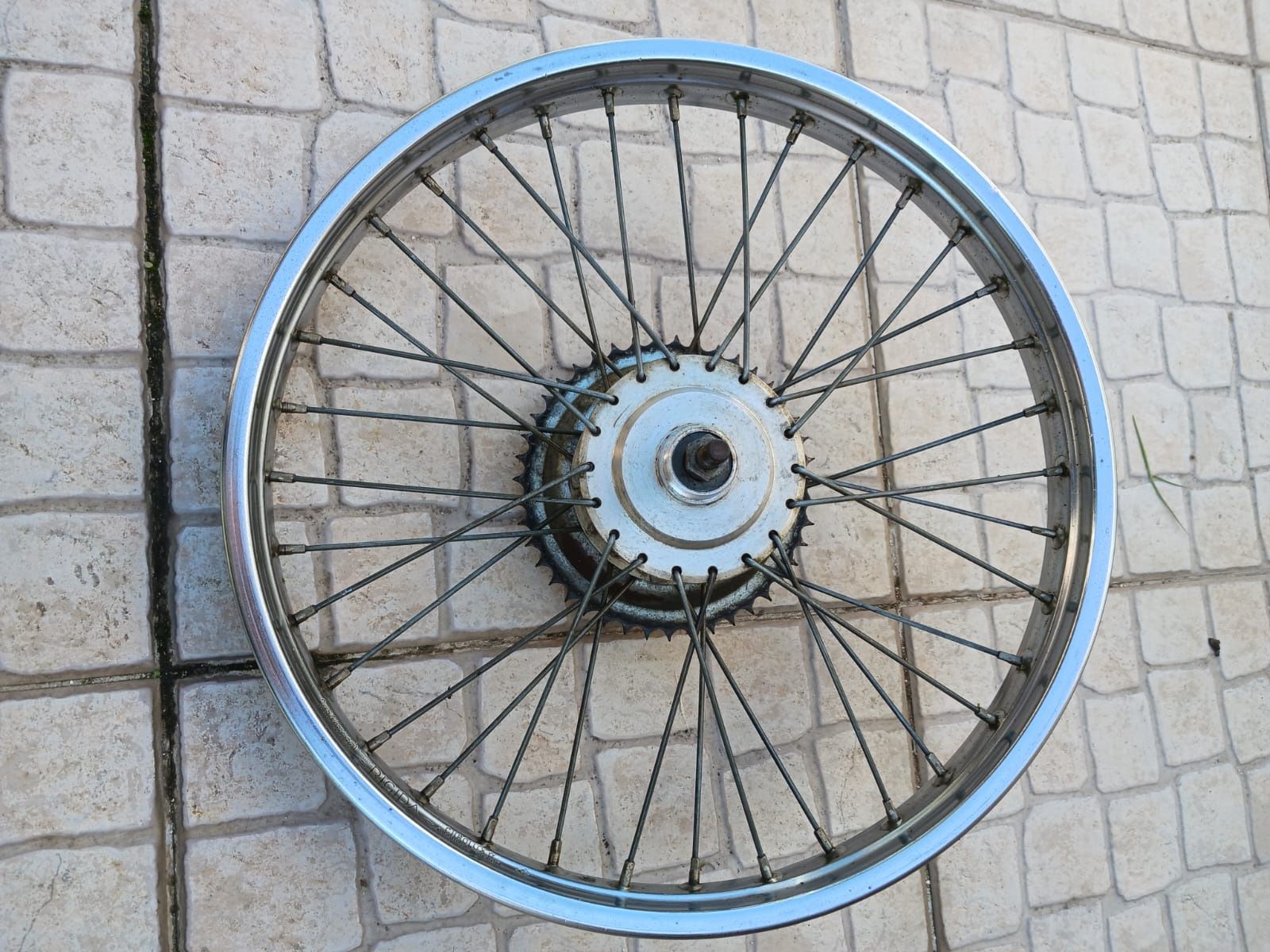 Vendo roda de mobilette Peugeot 103