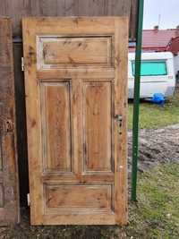 Stare drzwi po częściwym oczyszczeniu