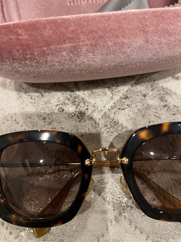 O ulos de sol Miu Miu