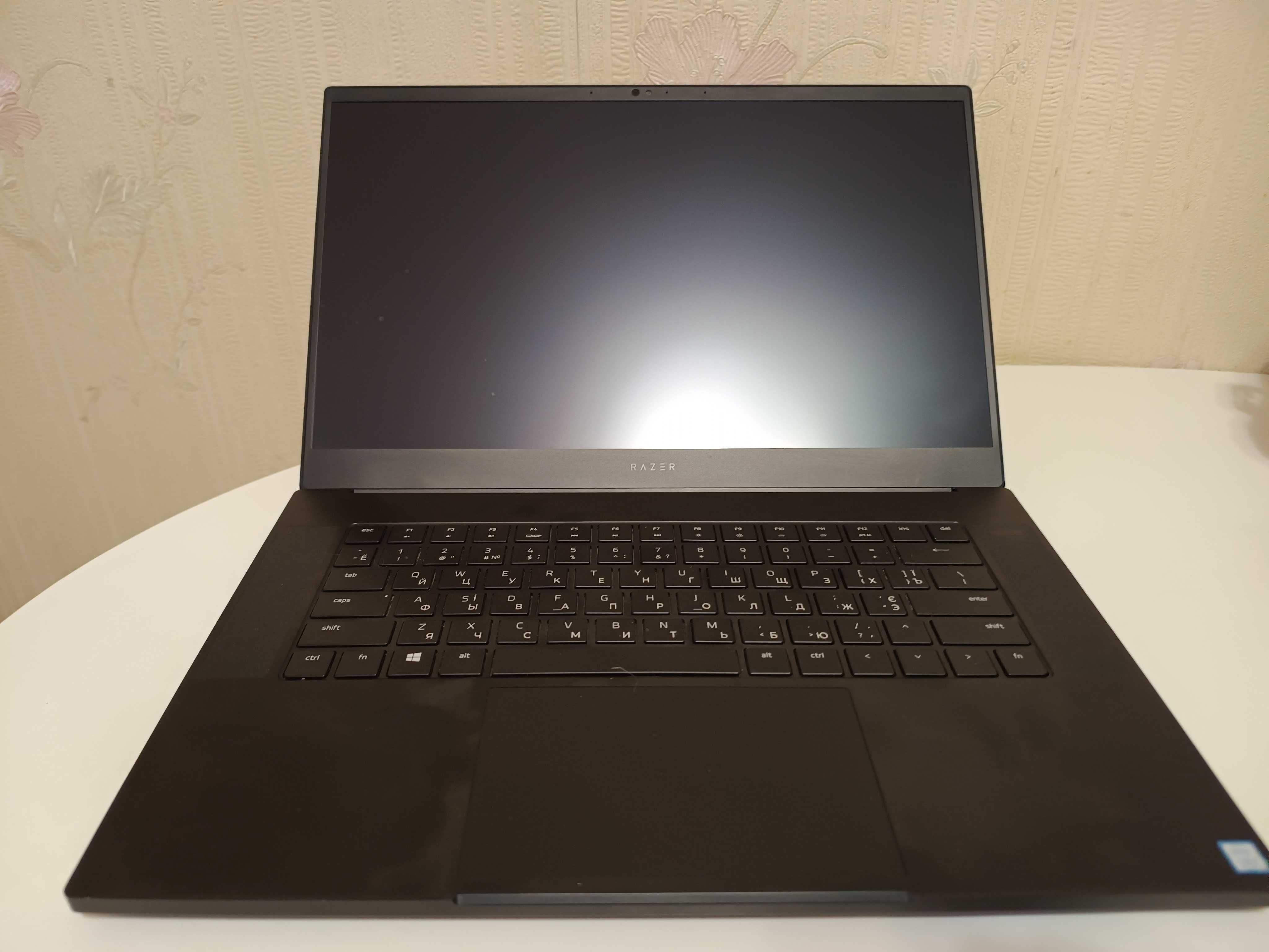 Razer Blade 15 i7-9750H 32GB  nVIDIA RTX 2070 Max-Q 8Gb SSD1Tb 300Hz
