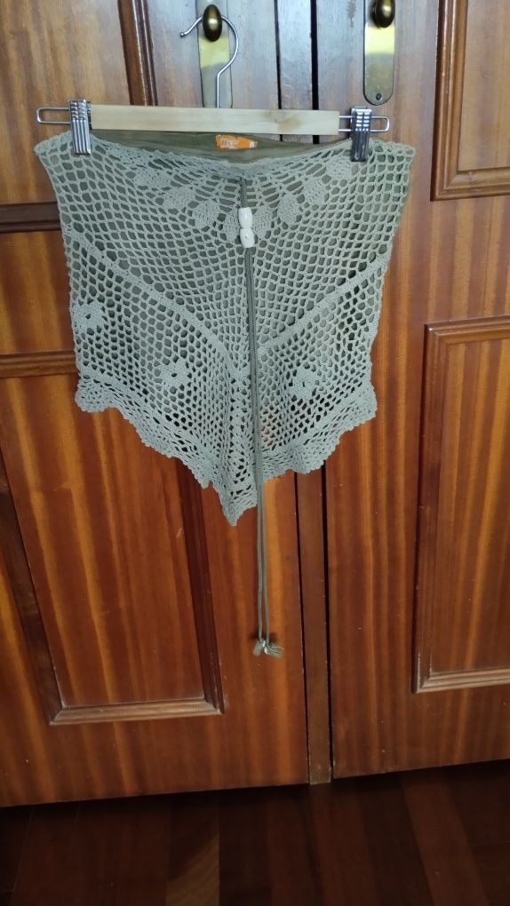 Top verde seco bordado