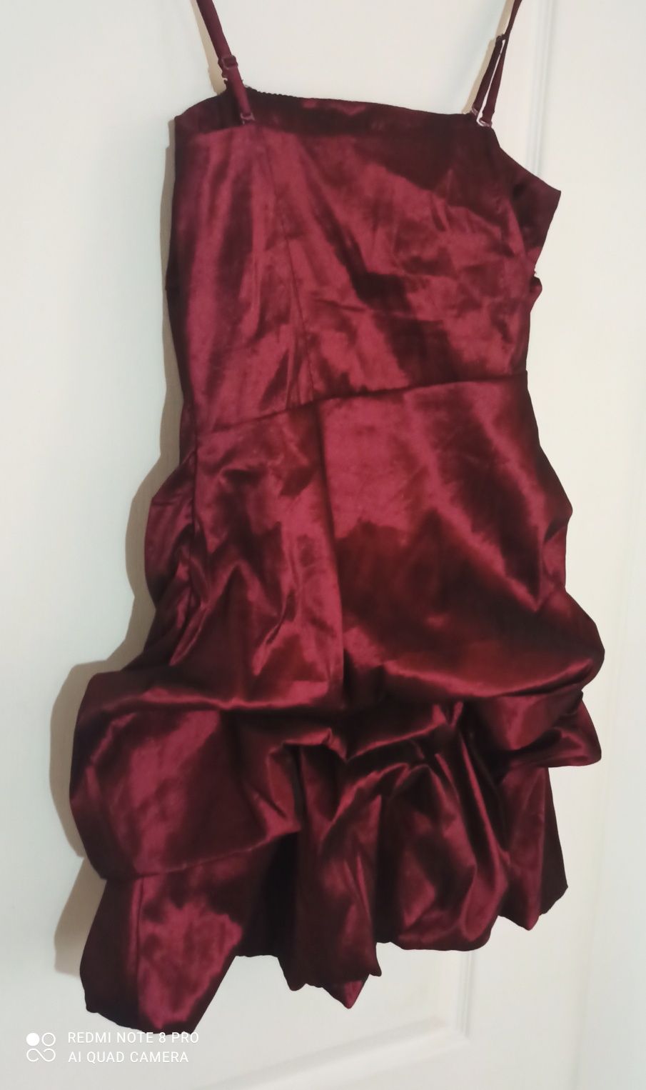 Burgundowa sukienka koktajlowa