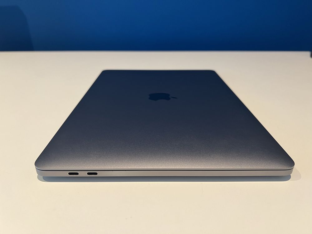 MacBook Pro 13 M1 Space Gray + THULE