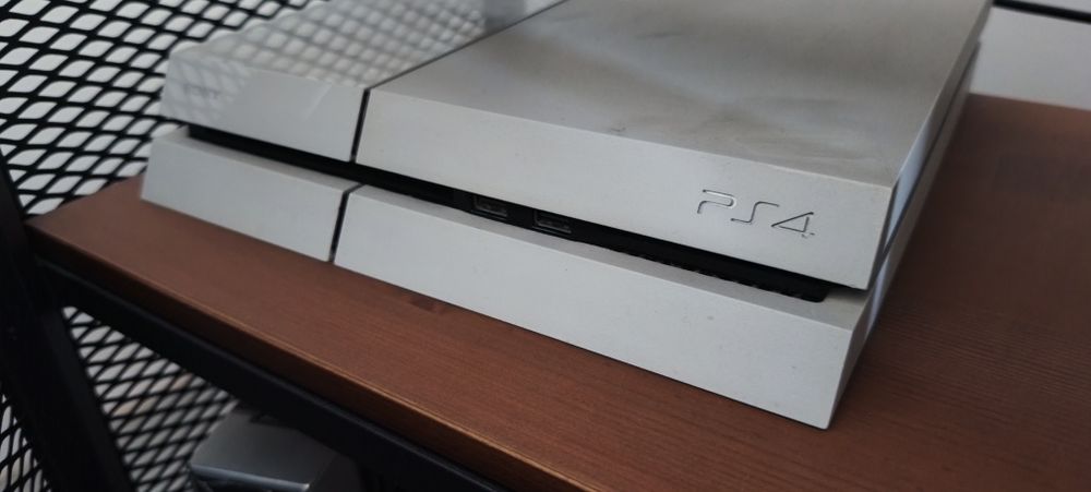 Play Station 4 1T 2 pady 6 gier Biała