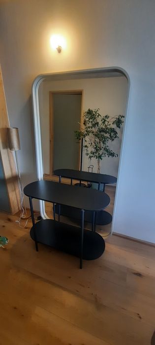 Espelho grande com moldura em madeira lacada bege