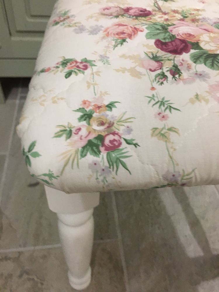 Śliczne krzesło białe shabby chic vintage różane pnącza
