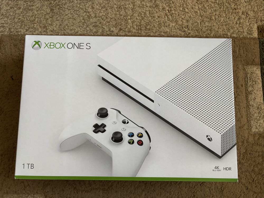 Xbox One S 1 Tb + 2 pady + gry
