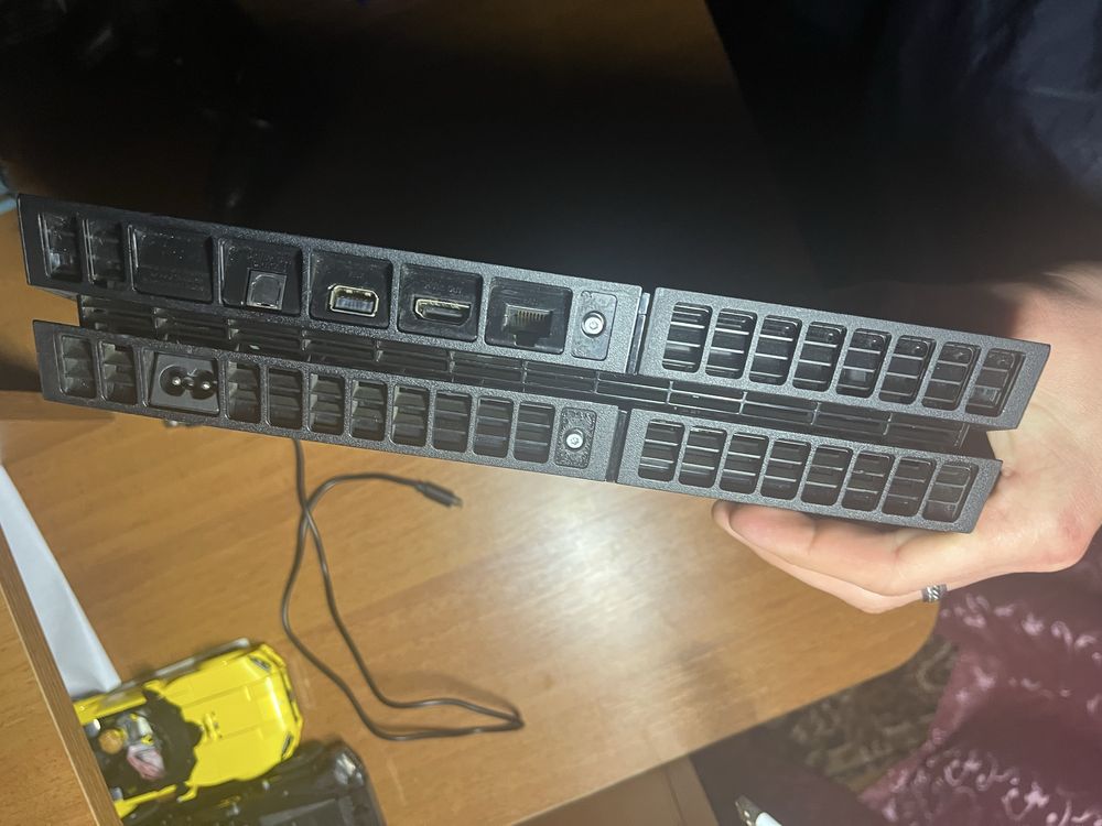 продам ps4 Fat в отличном состоянии