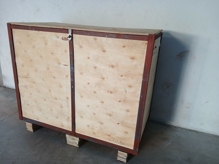 Dois caixotes grandes de madeira