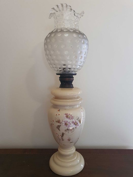 Lampa porcelanowa naftowa z kloszem.